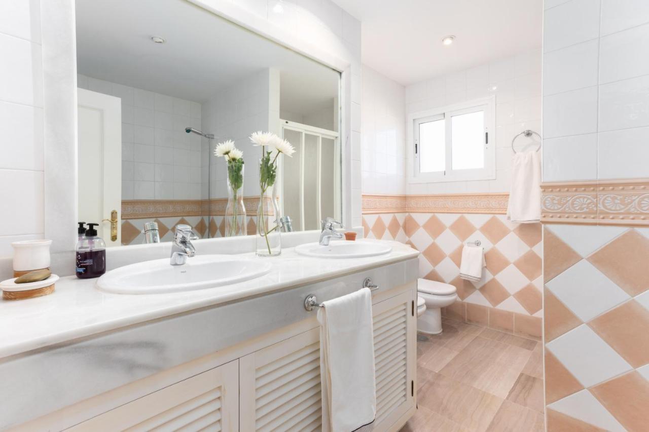 Homeforguest Front Line Beach Apartment In Hacienda Playa マルベーリャ エクステリア 写真